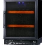 Ein schwarzer Bierklimaschrank mit Glastür, Holzregalen und einer digitalen Temperaturanzeige auf der Oberseite.