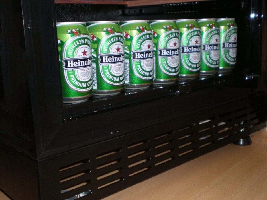 Onderste rij van, voorzien van bierblikjes.