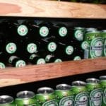 Holzregal zur Aufbewahrung einer Auswahl an Bierflaschen und -dosen im Lagerschrank (450 Liter, Höhe 180 cm).