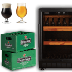 Verschiedene Biergläser mit verschiedenen Bieren, Heineken-Kisten und ein mit Flaschen gefüllter Bierklimaschrank.
