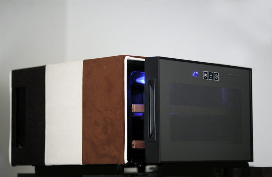 Une armoire climatique Chocolate moderne (25 litres) avec un affichage numérique qui indique la température réglée à 20 degrés, avec un design extérieur unique en marron et blanc.