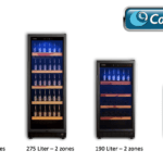 Vier modellen Bierbewaarkast wijnkoelkasten van coolvaria, variërend van 450 tot 105 liter, elk met twee temperatuurzones, weergegeven met wijnflessen erin.
