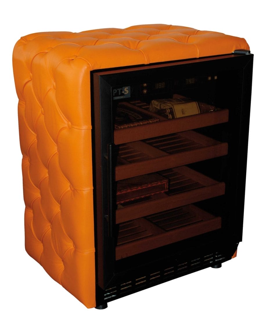 Une cave à cigares orange rembourrée avec une porte vitrée avec des bouteilles sur des étagères en bois, des contrôles de température numériques visibles.