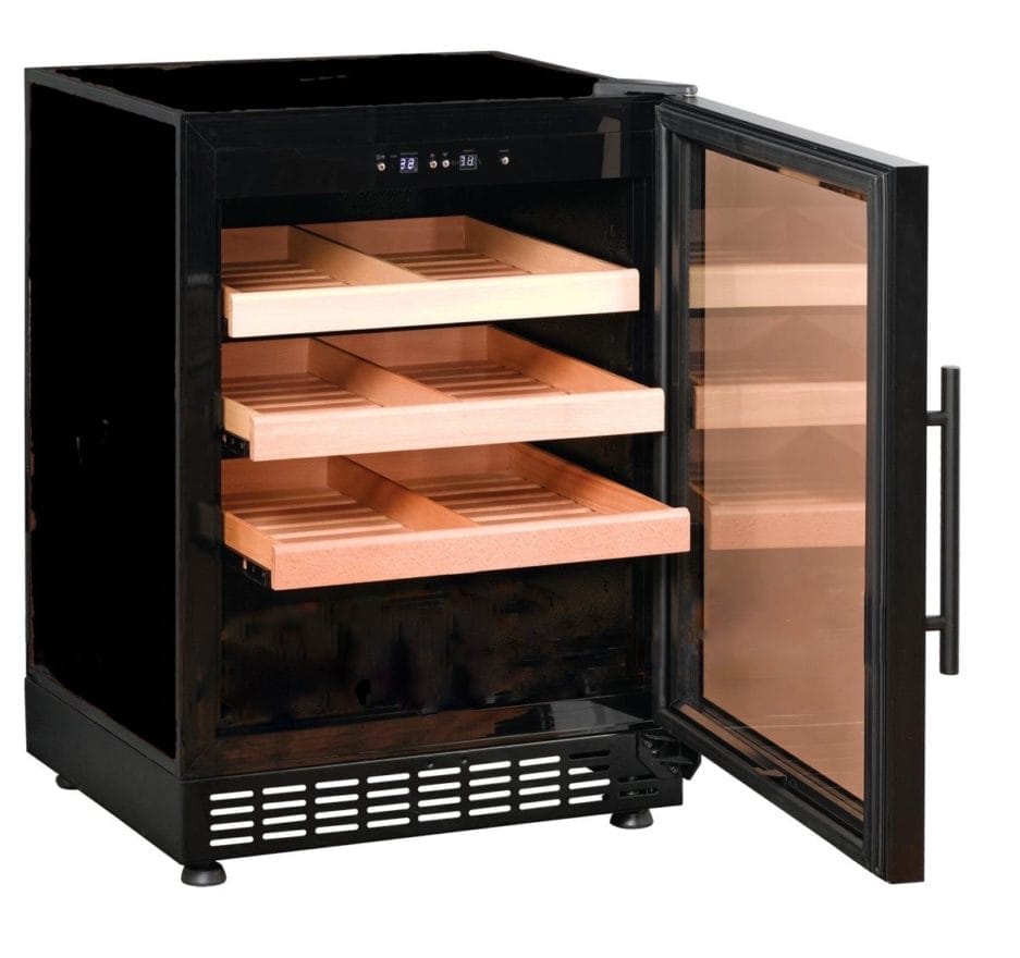 A cigar humidor (600 cigars) with an open door, equipped with three wooden shelves, digital temperature control at the top and a black exterior.