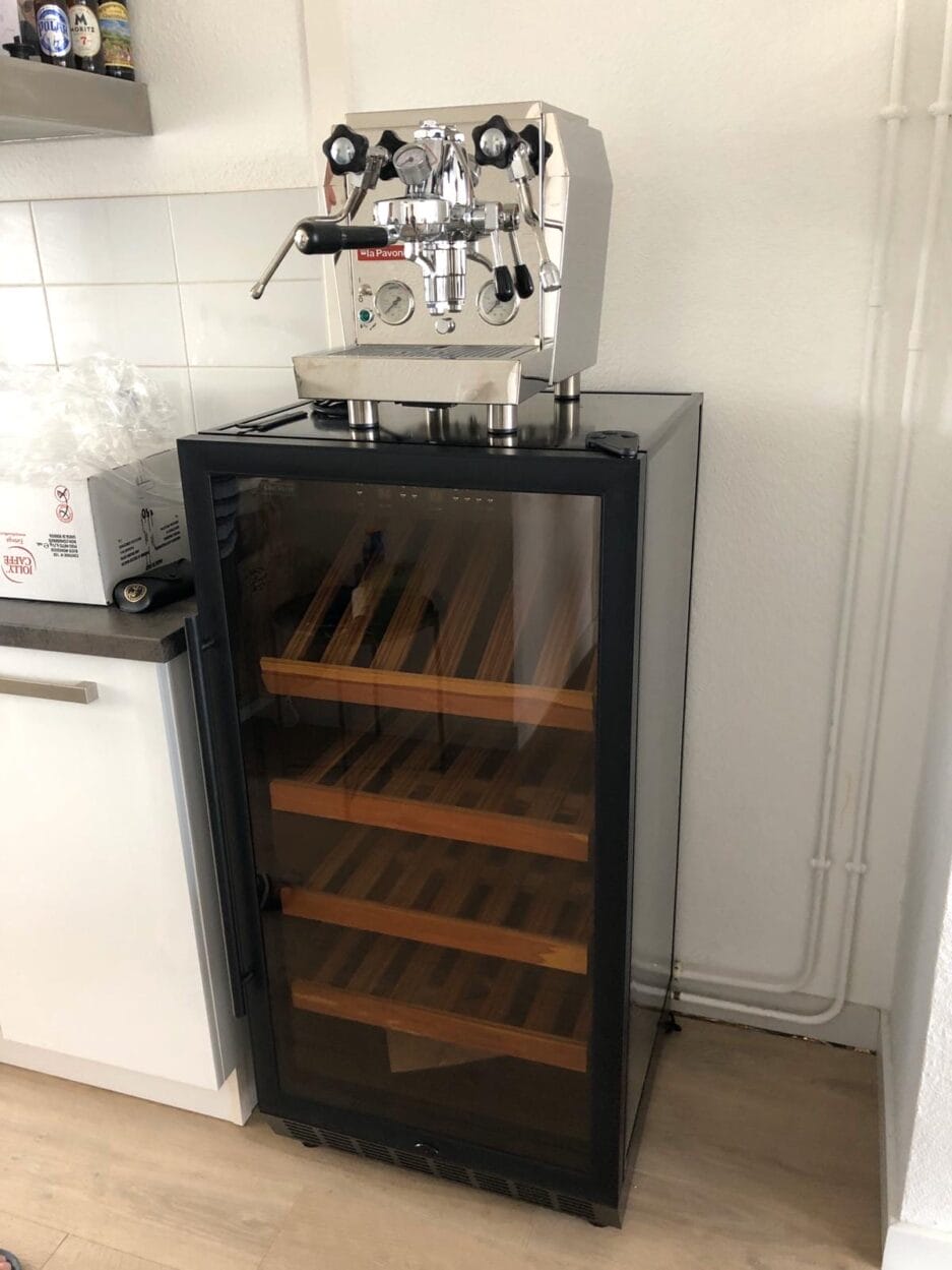 Een espressomachine staat bovenop een Bierbewaarkast waardoor wij laten zien dat de bewaarkast gewicht kan dragen zoals bijvoorbeeld bierglazen, viltjes, openers, etc.