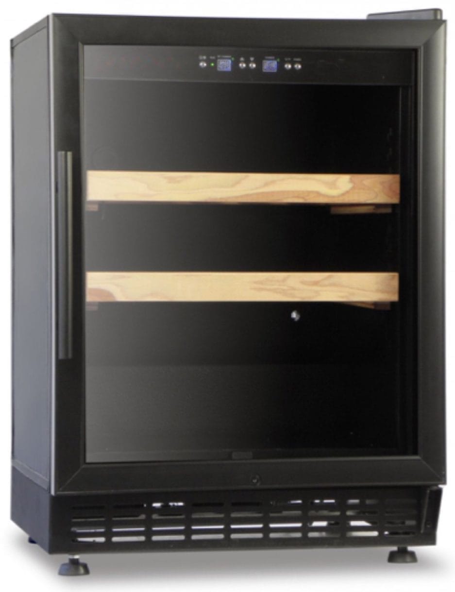 Weinkühlschrank mit drei Klimaschränken (25 Liter), drei sichtbaren Holzregalen, digitalen Bedienelementen oben und einer Glastür.