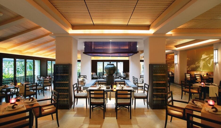 Elegante restaurant in een luxe hotel, met gedekte tafels voor een maaltijd, allemaal gecentreerd rond de bewaarkast (max. 120 flessen, 164 cm hoogte).