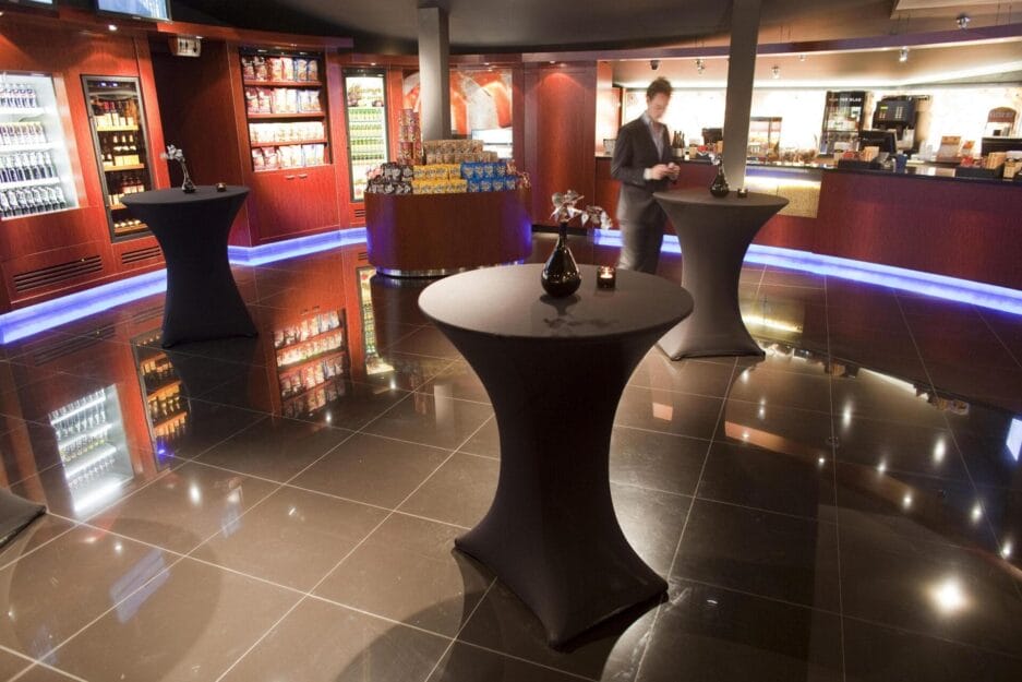 Modern barinterieur in een bioscoop, met een ingebouwde bewaarkast op de achtergrond.