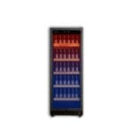 Ein hoher Getränkekühler mit einer Glastür, auf dem Reihen von Getränkeflaschen, nach Farben geordnet, vor einem weißen Hintergrund zu sehen sind.