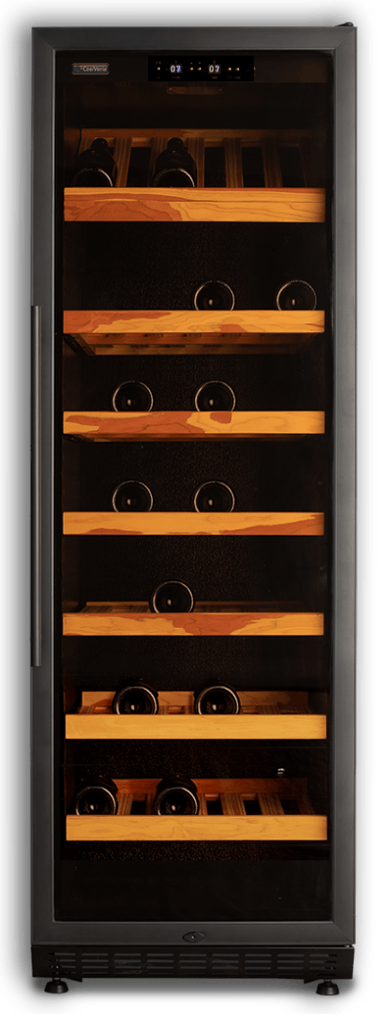 Een hoge, 180cm, champagnebewaarkast met plateaus en enkele champagne flessen.