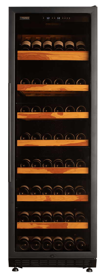 Een hoge Wijnbewaarkast met glazen deur met daarop meerdere houten planken, elk met meerdere flessen wijn, tegen een zwarte achtergrond.