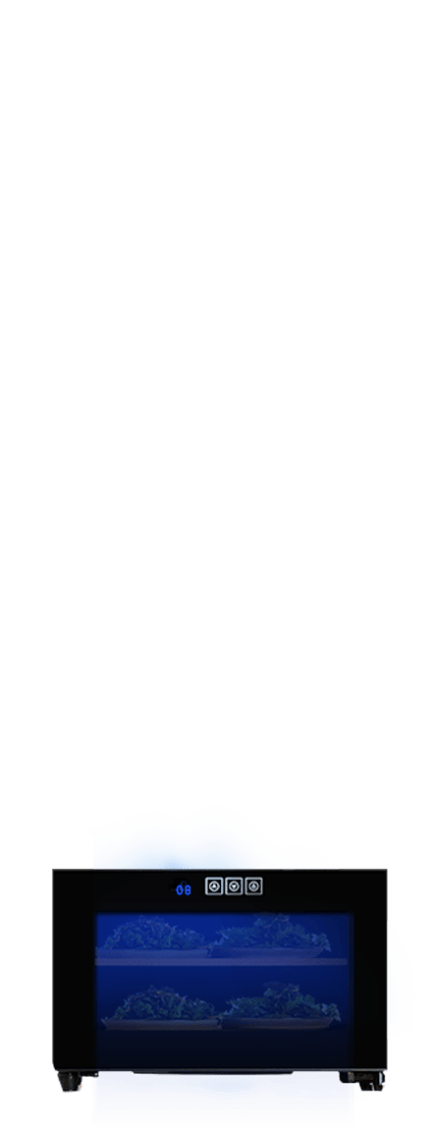 Een Kruiden klimaatkast (25 liter) op een tafel, met daarop een kleine bordjes met kruiden.