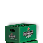 Zwei übereinander gestapelte grüne Heineken-Bierkisten vor schwarzem Hintergrund.