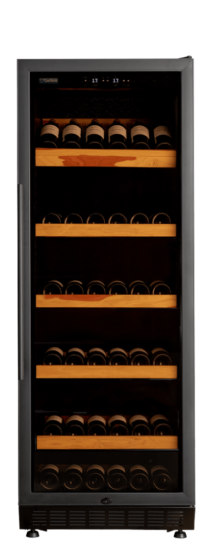 Een verticale wijnkoelkast met glazen deur met daarin meerdere rekken met horizontaal opgeslagen wijnflessen, verlicht door zachte verlichting.