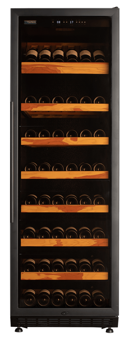 Cave à vin haute avec porte vitrée à plusieurs étagères contenant chacune plusieurs bouteilles de vin, affichage numérique de la température visible en partie haute.
