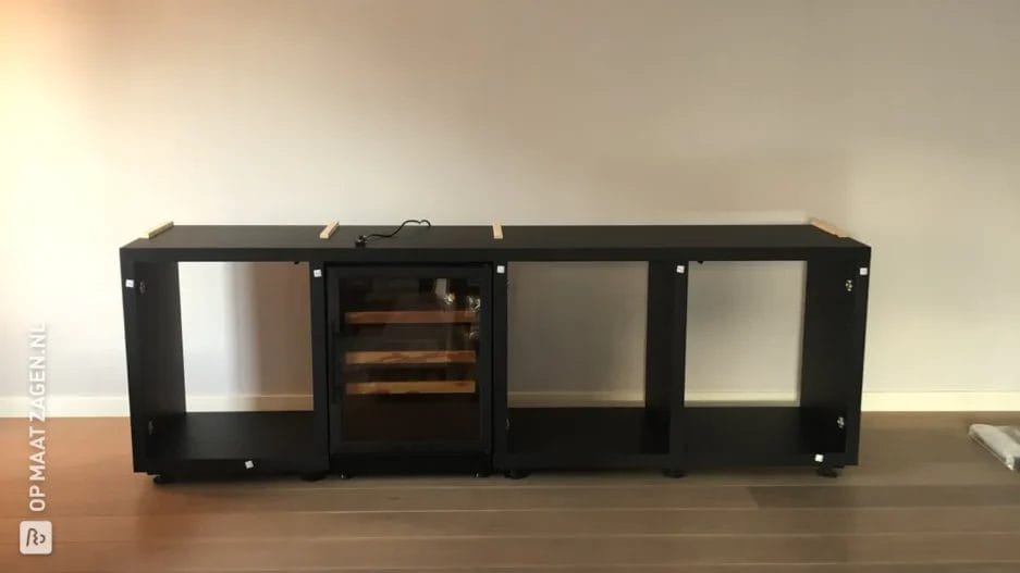 Een voorbeeld van een wandmeubel met ingebouwde opslag bewaarkast