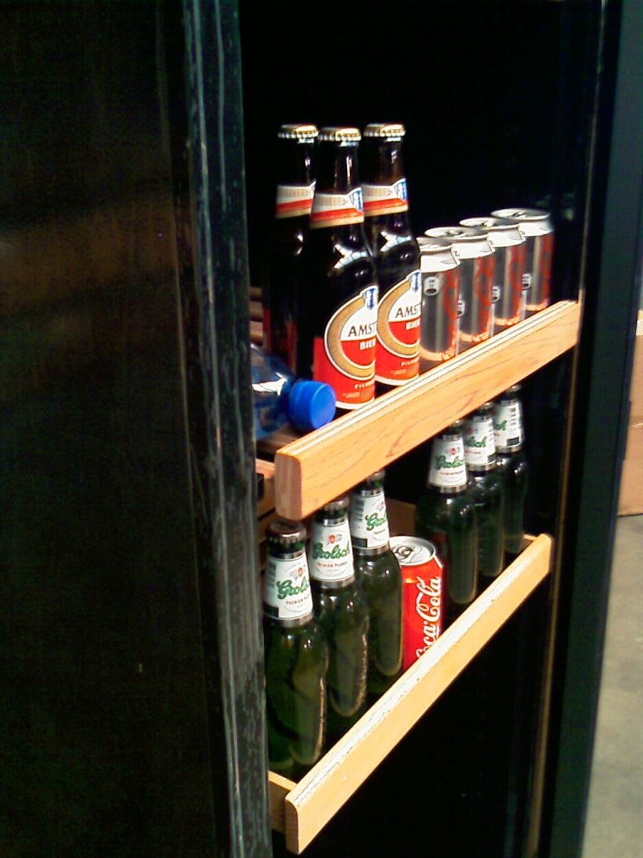 Een verscheidenheid aan flessen en blikjes bier (ook een waterfles en frisdrank) op een plateau.