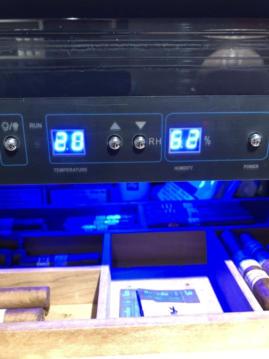 Digitale Darstellung eines Lagerplateaus mit einer Temperatur von 2,8 Grad und einer Luftfeuchtigkeit von 62%.