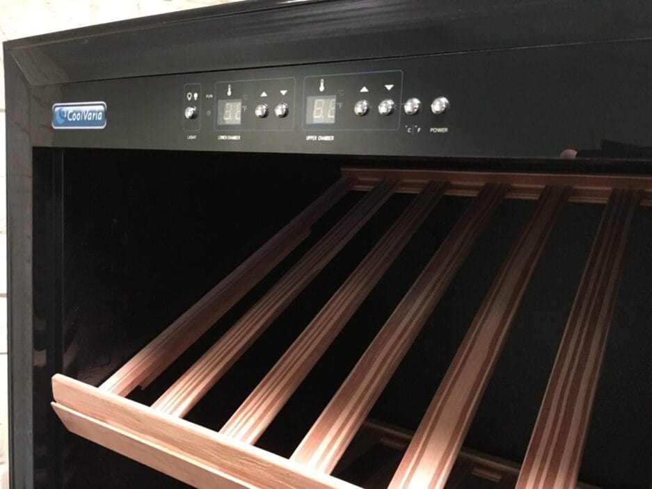 Opslagplateau van houten met een digitaal bedieningspaneel met de mogelijkheden voor temperatuursregeling.