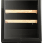 Ein moderner Weinkühlschrank mit Glastür, digitalen Bedienelementen oben und drei Holzregalen.