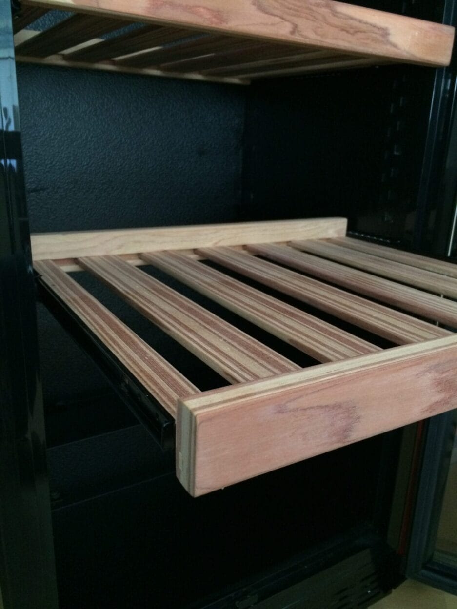 Een uitschuifbare plank voor Chocolade, uitsparingen voor een optimale luchtcirculatie.
