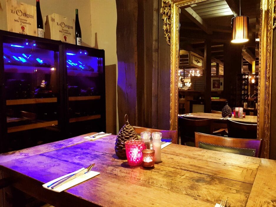 Interieur van een gezellig restaurant 's avonds met twee bewaarkasten.