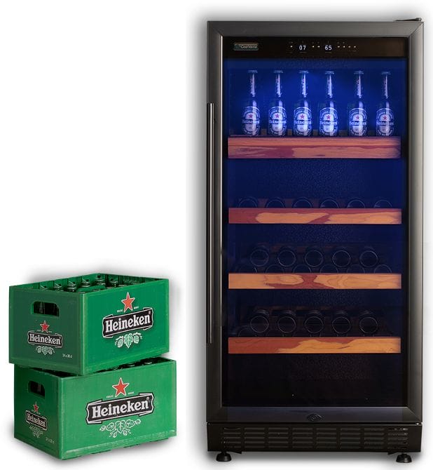 Weinkühlschrank mit beleuchtetem Innenraum, auf dem Weinflaschen auf Holzgestellen neben zwei Kisten Heineken-Bier zu sehen sind.