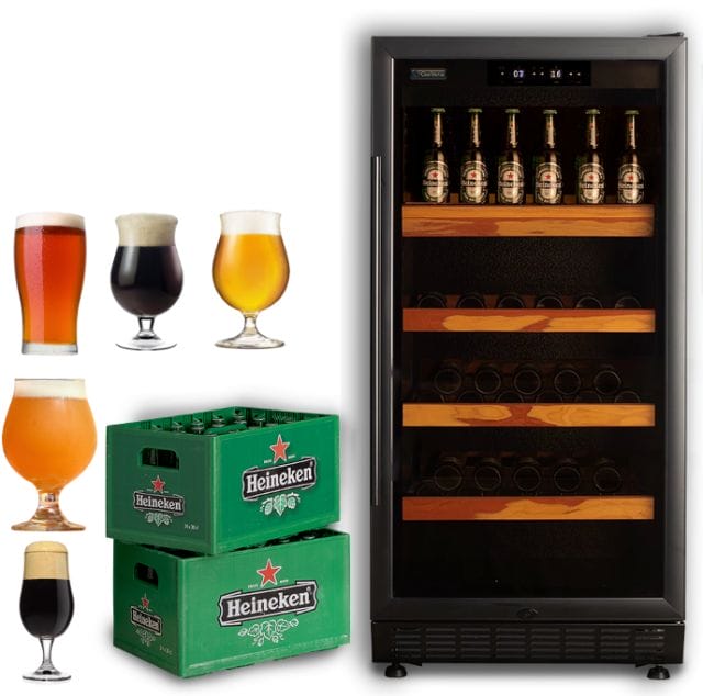 Ein Bierkühlschrank mit Glastür mit Flaschen auf Holzregalen, flankiert von Heineken-Kisten und verschiedenen Biergläsern.
