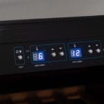 Affichage numérique sur un appareil affichant les réglages de température pour deux pièces, avec boutons de commande et indicateur d'alimentation éclairé en bleu.