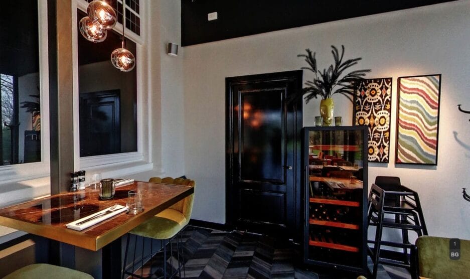 Moderne eethoek van een restaurant voorzien van een bewaarkast.