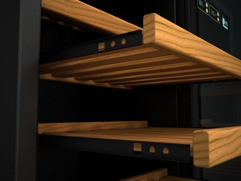 Nahaufnahme eines modernen Ofens mit Holzregalen und digitalen Bedienelementen oben.