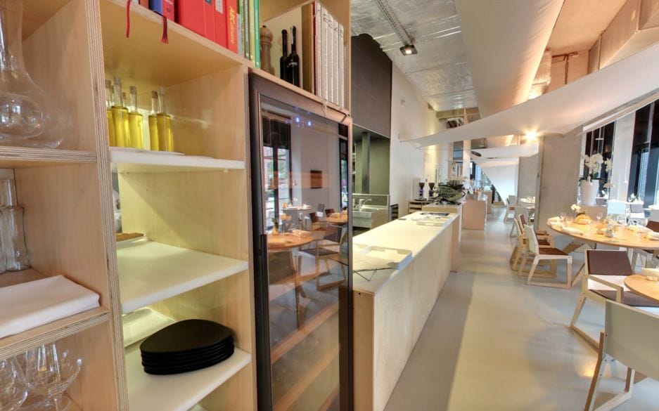 Interieur van een modern restaurant (Michel ster) een bewaarkast.