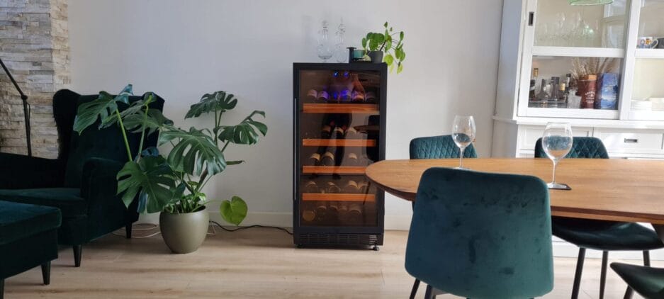 Moderne eetkamer met in het midden een wijnbewaarkast