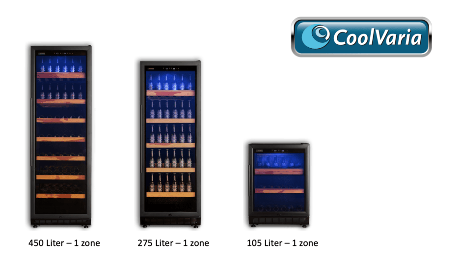 Drei Weinkühler unterschiedlicher Größe, jeweils mit Glastüren, die verschiedene Flaschen Wein enthalten, der Marke coolvaria.