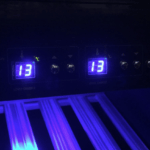 Digitaal display op laboratoriumapparatuur met temperatuurinstellingen, blauw verlicht, met zichtbare bedieningselementen en monstergleuven.