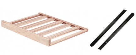 Uitschuifbaar plateau voor klimaatkasten + kogellager reling (komplete set) met lattenbodem en losse metalen zijhekken geïsoleerd op een witte achtergrond.