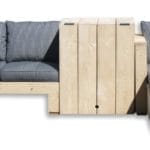Modulaire houten buitenbank met grijze kussens en aangebouwde houten tafels.