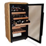 Ein Weinkühlschrank mit offener Tür, der Reihen von Weinflaschen und mit Zigarren gefüllte Bodenfächer zeigt, alles vor weißem Hintergrund.