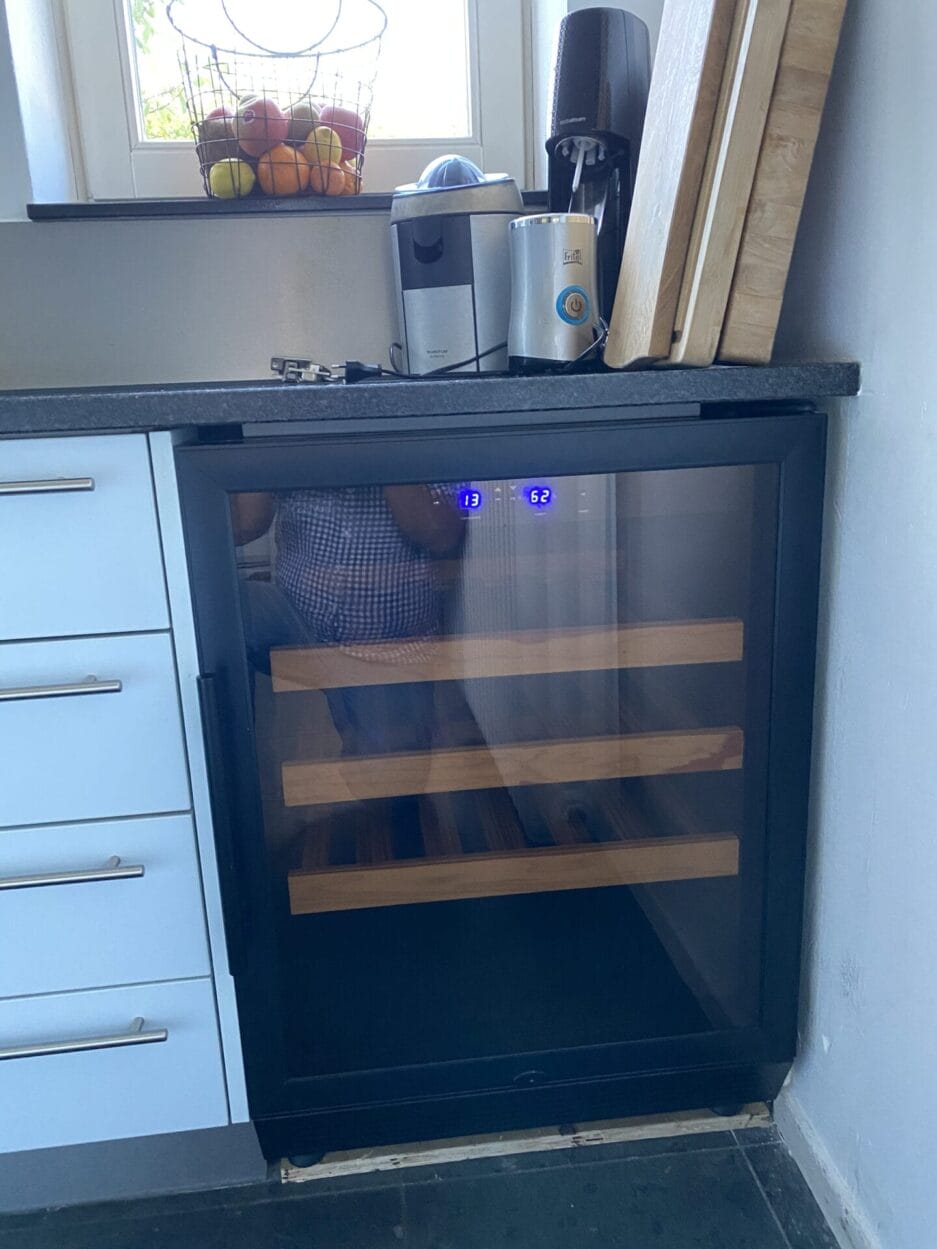 Een moderne keuken met ingebouwde opslag bewaarkast.