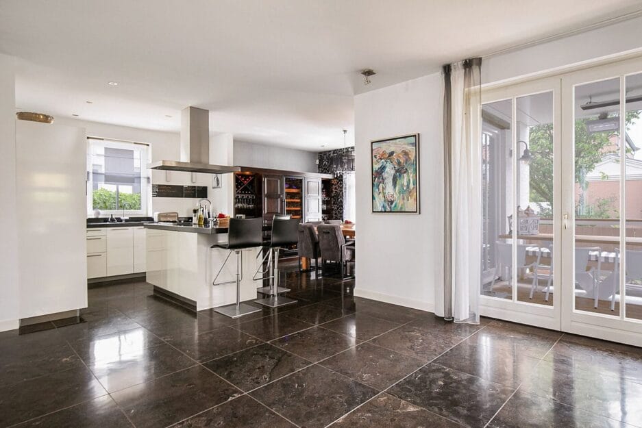 Moderne keuken met een bierkast ingebouwd.