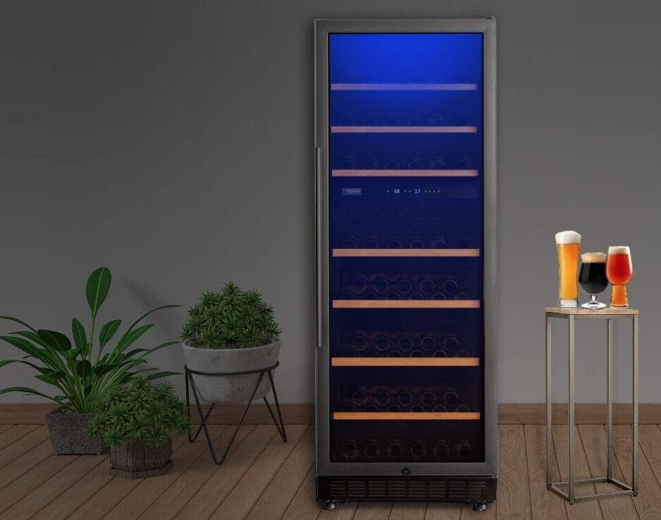 Hoge bier klimaatkast (275 liter) met een klein tafeltje met glazen bier om aan te geven dat alle bieren hierin kunnen worden opgeslagen.