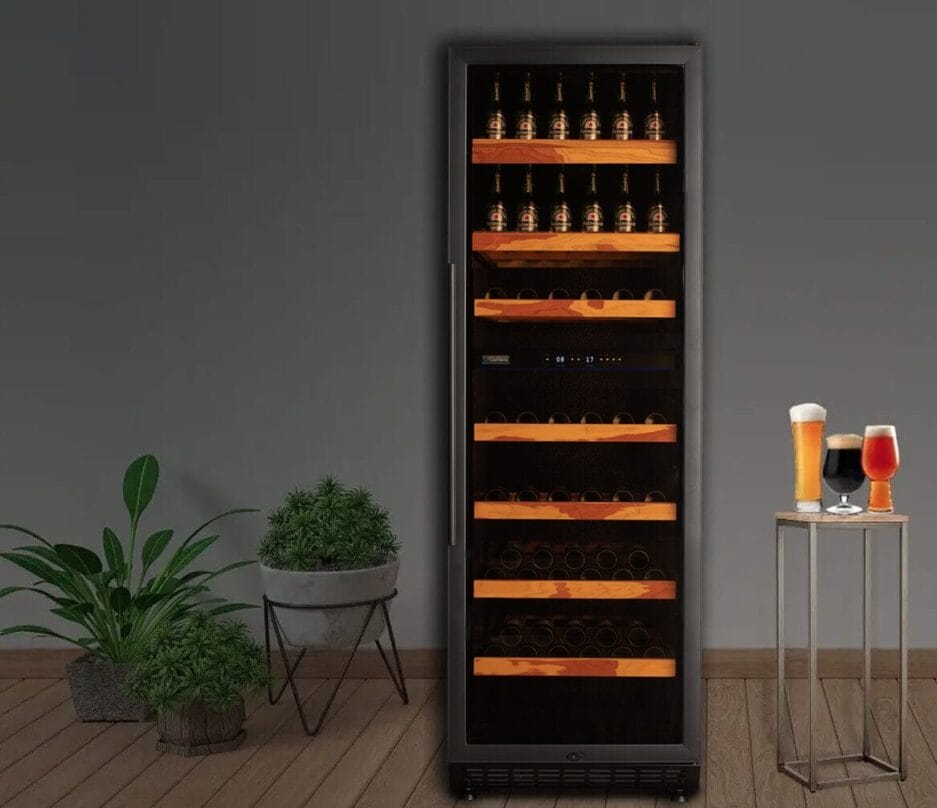 De 180cm hoge bier klimaatkast (twee zones) met houten plateaus, gevuld met flessen, in de buurt staat een tafeltje met verschillende glazen bier om aan te geven dat alle bieren erin opgeslagen kunnen worden.