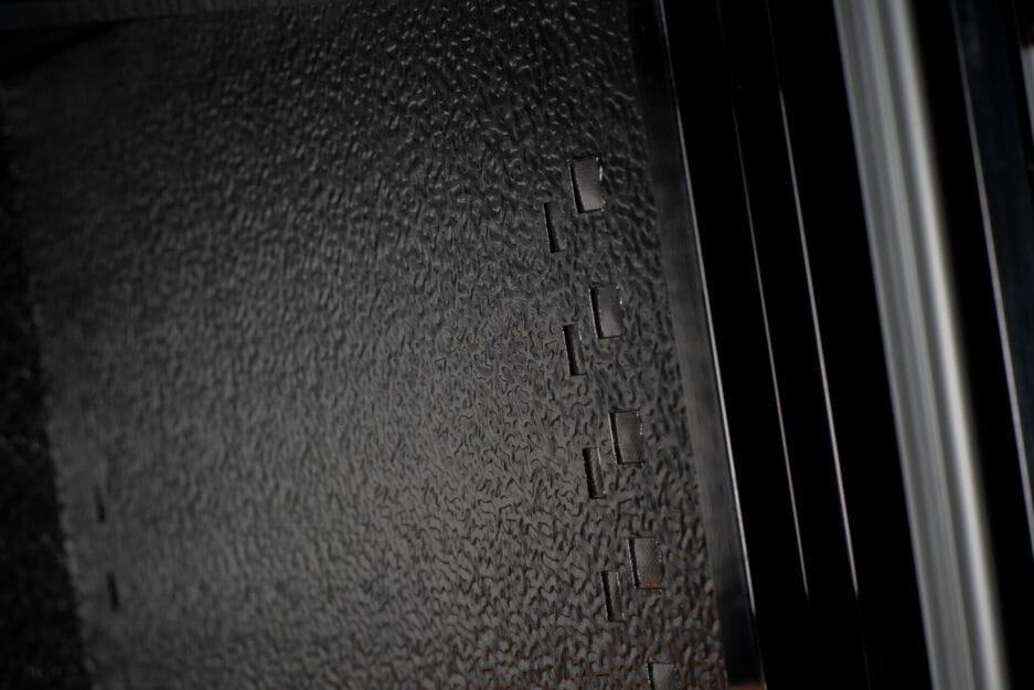 Close-up van het interieur van de kast zodat goed te zien is dat de plateaus in hoogte verstelbaar zijn.