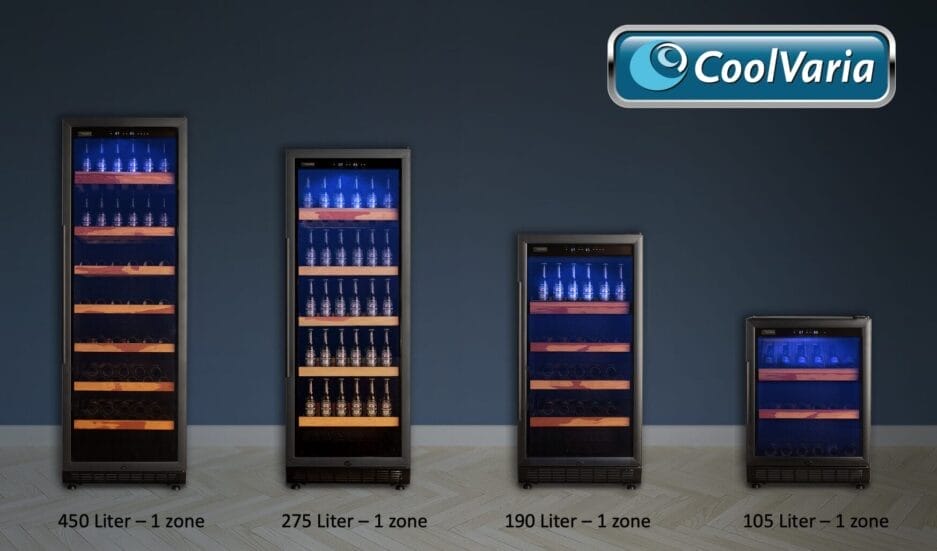 Vier CoolVaria bierbewaarkasten van verschillende grootte (450L, 275L, 190L, 105L) staan op een rij tegen een blauwe muur, elk met een glazen deur en houten plateaus.