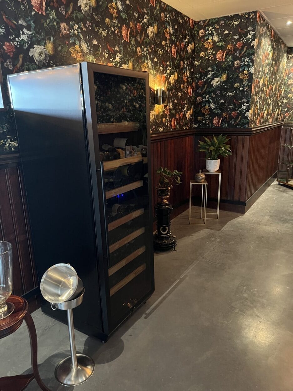 Wijnklimaatkast in een restaurant geplaatst tegen de achterwand