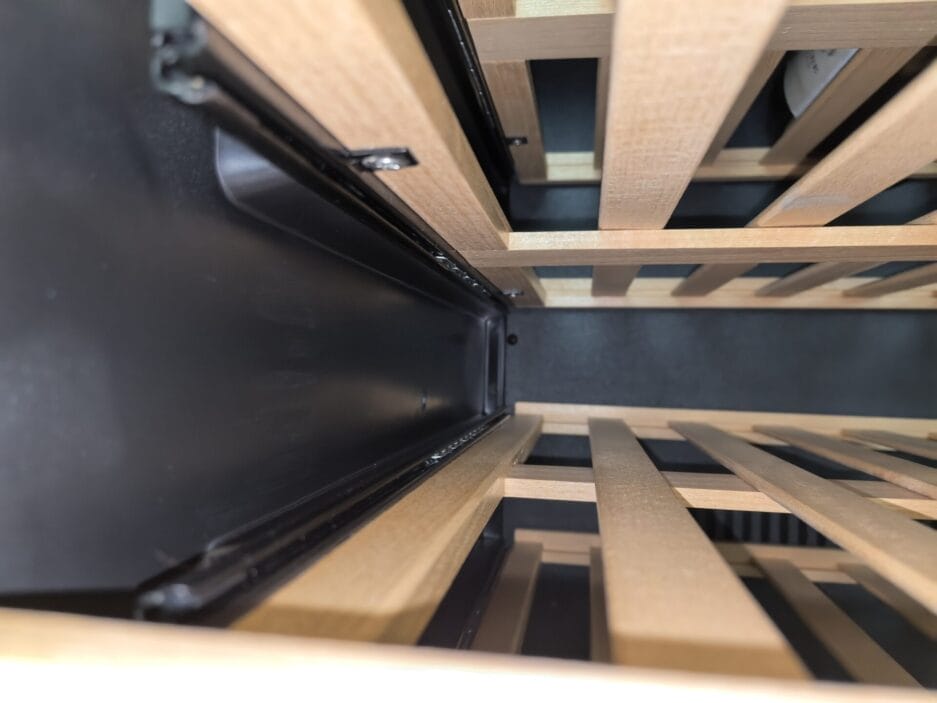 Close-up van een plateau (beuken) geplaatst in een klimaatkast en voorzien van een met kogelager reling.