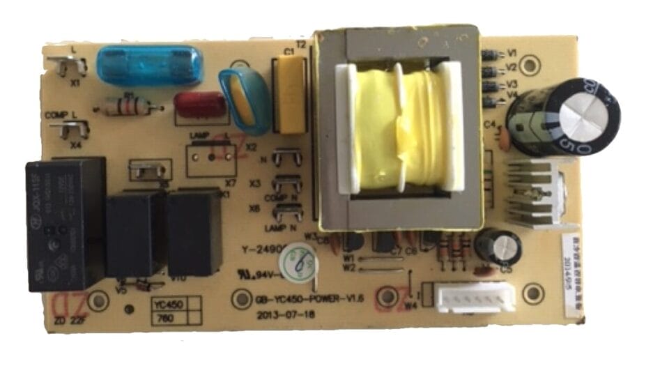 Een printplaat met verschillende elektronische componenten, waaronder condensatoren, een transformator en geïntegreerde schakelingen, gelabeld met technische specificaties.