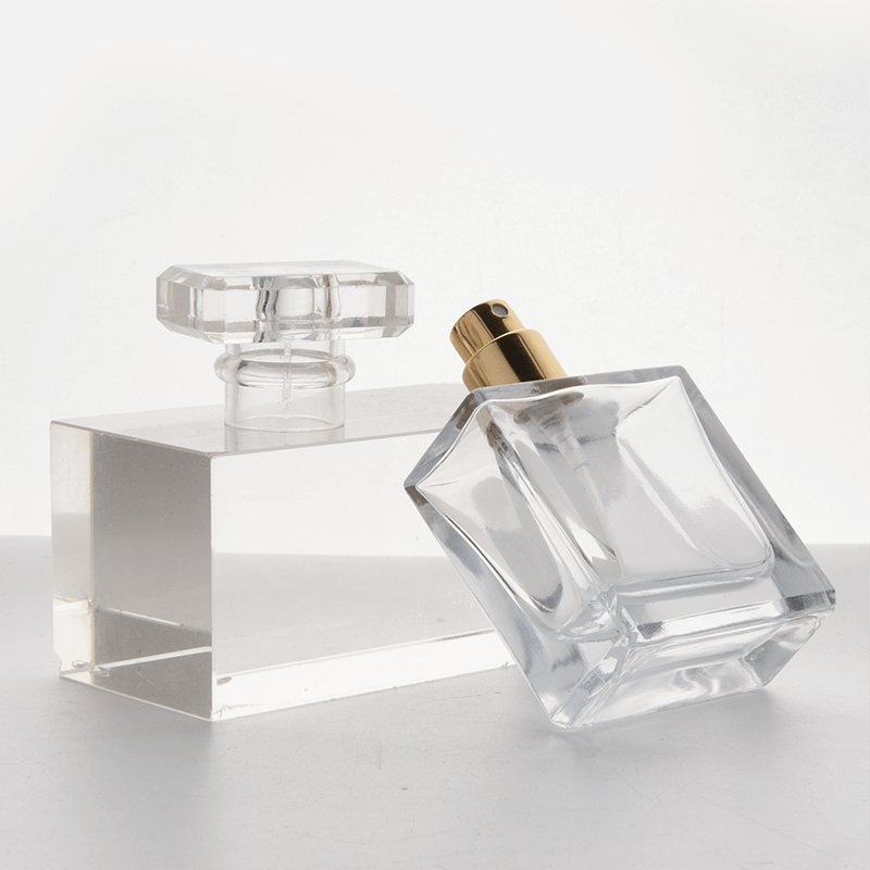 Een helder, rechthoekig glazen parfumflesje. Een helder, rechthoekig glazen parfumflesje.