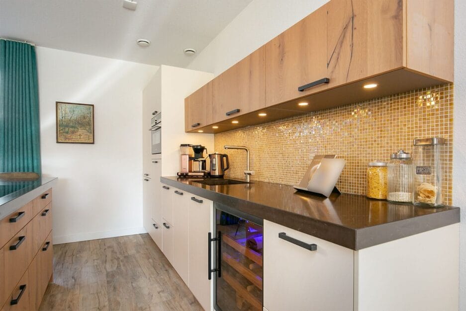 Moderne keuken met wijn bewaarkast, ingebouwd.