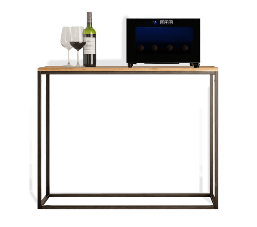 Een fles wijn en twee gevulde glazen staan op een houten tafel naast een zwarte Wijnkoeler met een digitaal display.